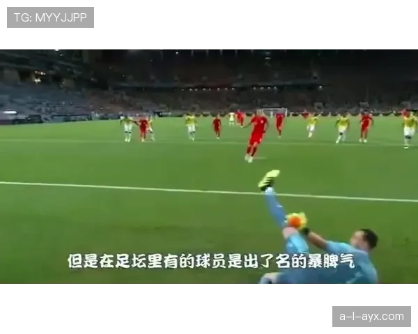 肖若腾卧室像甜品店，门口堆着训练包，球场外的反差太绝